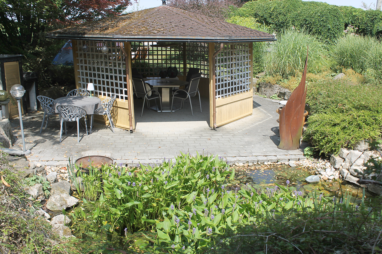 Ferienwohnung-Lieblingsplatz-Garten-mit-Grillhaus